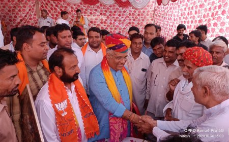 केंद्रीय पर्यावरण वन और जलवायु  मंत्री एवं  सांसद भूपेंद्र यादव ने सनातन सभा भवन नौगानवा पहुंच कर लोगो को दी दीपावली की बधाई