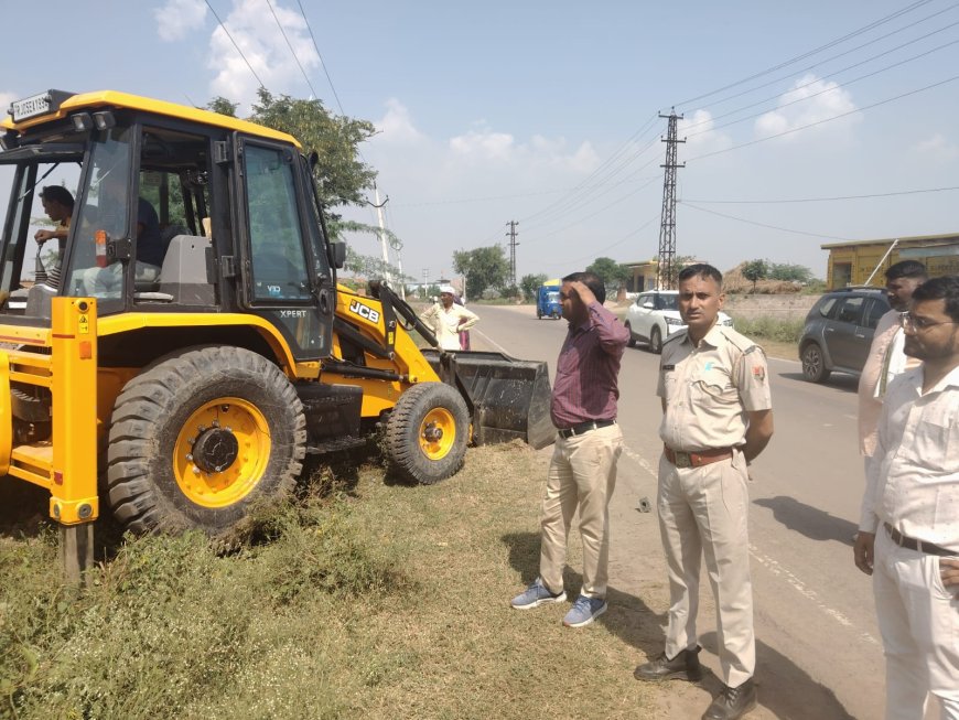 गोपालगढ़ सडक मार्ग पर जेसीबी से खुदाई कर की पानी निकासी 