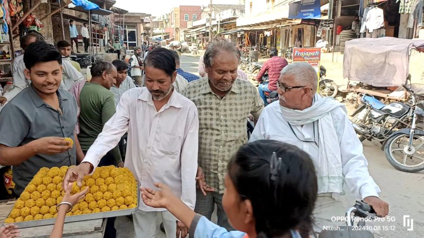 हरियाणा विधानसभा चुनाव में भारतीय जनता पार्टी को विजय प्राप्त होने पर नौगावाँ  मे बाटी मिठाई