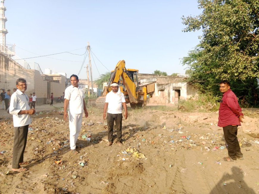 माता रानी पूजा समिति के कार्यक्रम को लेकर कार्यकर्ताओं ने होली ग्राउंड की  साफ सफाई