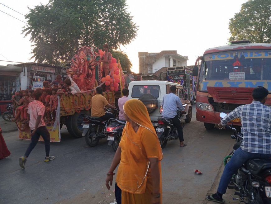 शोभा यात्रा के साथ दुर्गा प्रतिमा का किया विसर्जन