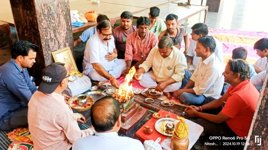 नौगांवा  में  श्री हनुमान ध्वज की पूजा अर्चना हवन यज्ञ कर श्री हनुमान ध्वज को दिया विश्राम