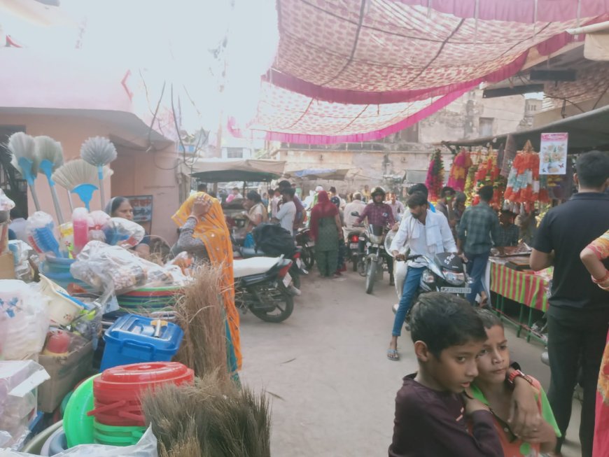 धनतेरस को लेकर लक्ष्मणगढ़ बाजार बने गुलजार, लोगों ने की जमकर खरीदारी