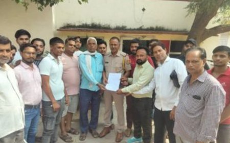 असामाजिक तत्वों ने अंबेडकर पार्क में स्मारक पर लिखे अपशब्द, दलित समाज ने रैली निकाल कर किया प्रदर्शन