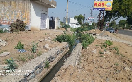 घटिया सामग्री व बिना गुणवत्ता की बनाई नाली :अधिकारी और ठेकेदार की  गलती का खामियाजा भुगत रही जनता