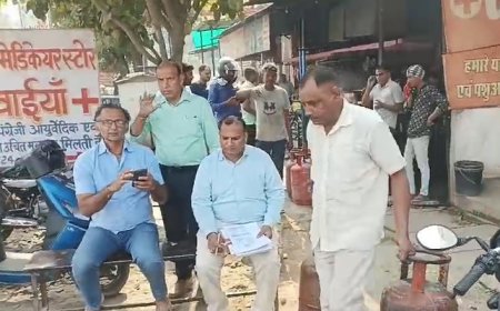 होटल ढाबों पर रसद विभाग कि कार्यवाही से होटल ढाबा संचालकों में मचा हड़कंप । घरेलू सिलेंडर जप्त