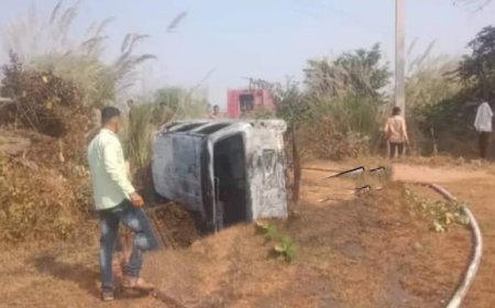 चलती कार में अचानक लगी आग, ड्राइवर ने कूदकर अपनी जान बचाई