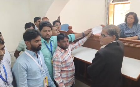 नरेश मीना सहित उनके साथियों को शीघ्र रिहा करने के लिए मुख्यमंत्री के नाम उपखंड अधिकारी को सौंपा ज्ञापन