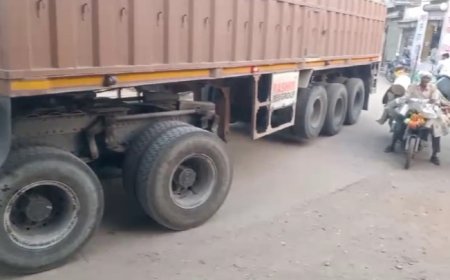 सड़क किनारे खड़े वाहन, बने जाम के कारण