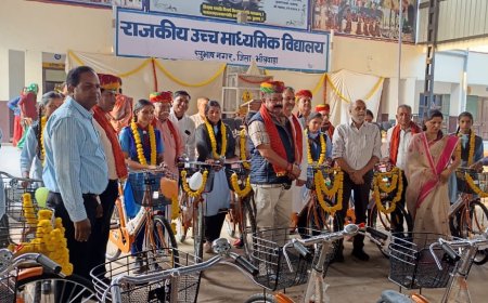 सुभाष नगर विद्यालय में 102 छात्राओं को साइकिल वितरित