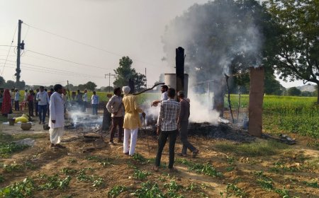 विधुत ट्रांसफार्मर पर हुई स्पार्किंग से कच्चे छप्पर में आग घरेलू सामान जल कर राख