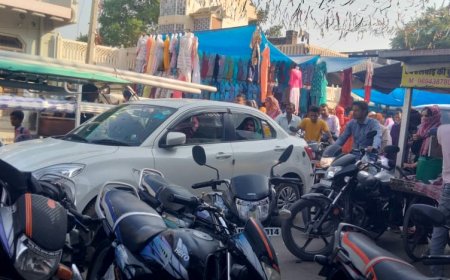 नगरपालिका प्रशासन की लापरवाही सड़क पर लगा रहे हैं दुकान, आवागमन बाधित