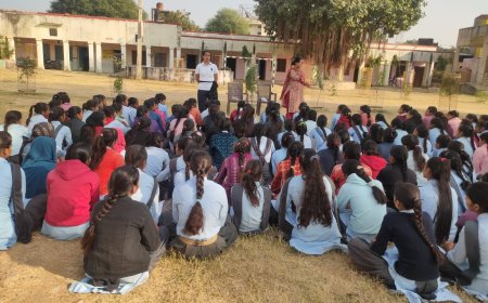 कांस्टेबल राजबाला जाट व मीरा गुर्जर ने विद्यालय में छात्राओं को दिया आत्मरक्षा का प्रशिक्षण