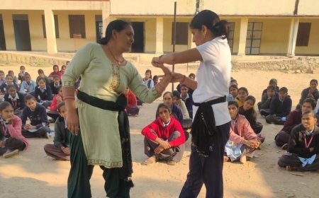 पुलिस ने छात्राओं को सिखाए आत्मरक्षा प्रशिक्षण के गुर