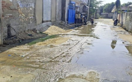 सिवरेज चालू नही होने से लोगों ने स्वतः ही जोड़े घर के कनेक्शन,  चैम्बर फुल होने के कारण सड़क पर फैली गंदगी