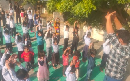 डाक्टर मोहित ने विद्यालय में दिए स्ट्रेस फ्री लाइफ के टिप्स