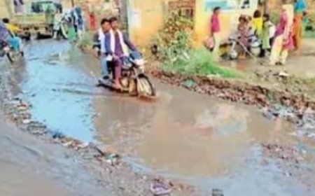 मीरका में रास्ते में जमा गंदा पानी, ग्रामीण परेशान हो रहे