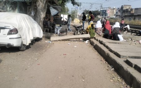 रेल मंत्री सहित अधिकारियों से की शिकायत : रेलवे ठेकेदार की हठधर्मिता, फाटक से प्लेटफार्म का रास्ता बंद