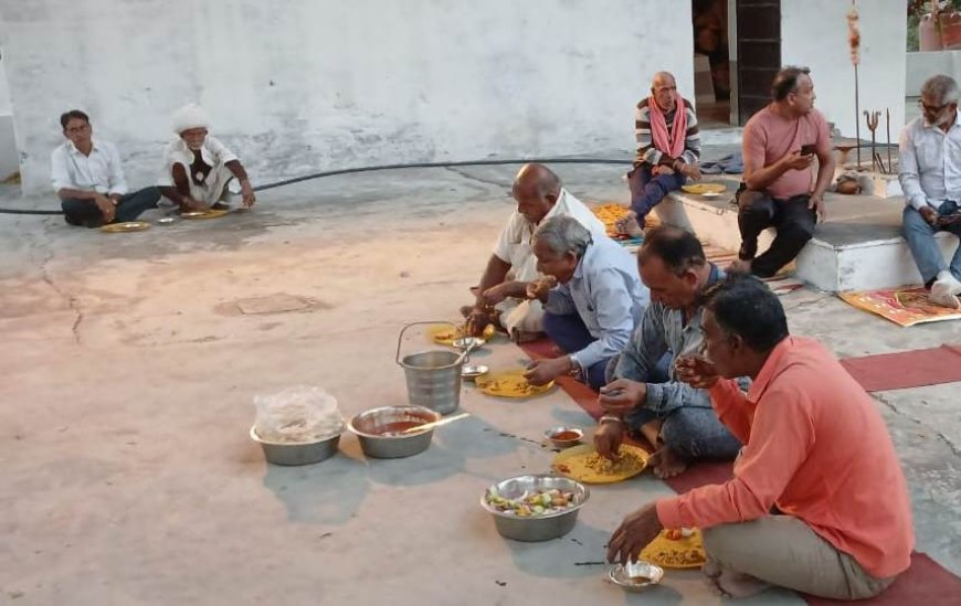 कार्तिक पूर्णिमा पर देवनारायण भगवान के लगाया दाल ढोकले  का भोग