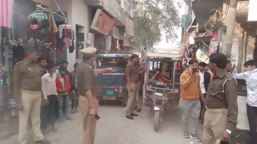 इंस्पेक्टर दातागंज ने पैदल गश्त कर कराया सुरक्षा का अहसास