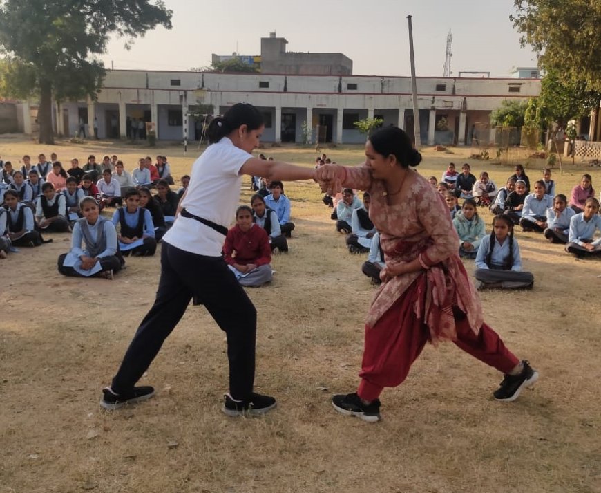 कांस्टेबल राजबाला जाट व मीरा गुर्जर ने विद्यालय में छात्राओं को दिया आत्मरक्षा का प्रशिक्षण