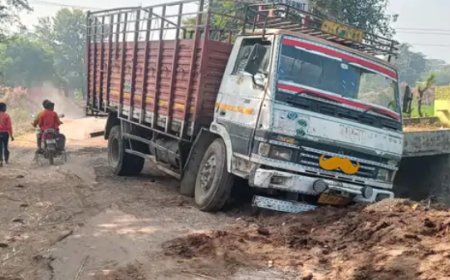 साइड देने के चक्कर में हुआ हादसा: सड़क किनारे बने गड्ढे में फंसा ट्रक, बड़ा हादसा टला