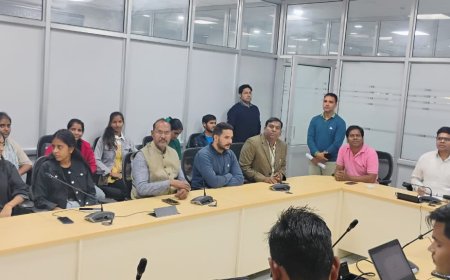 राहुल श्रीवास्तव आईएएस ने इनक्यूबेटर सेंटर में की स्टार्टअप के साथ चर्चा