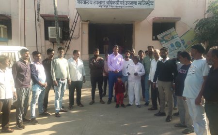 अनुभव प्रमाण पत्र मामले मे सफाई कर्मचारीयों की अनिश्चितकालीन हड़ताल