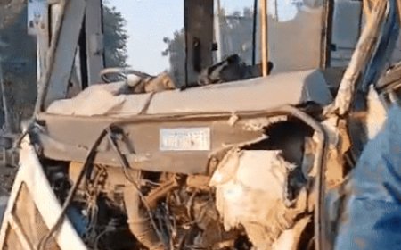 बच्चों से भरी स्कूल-बस डंपर से भिड़ी:​​​​​​​ बस के आगे का हिस्सा क्षतिग्रस्त