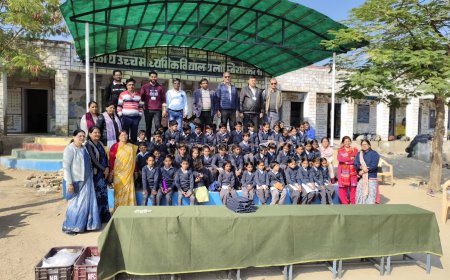 स्माईल फाउंडेशन द्वारा 50 जरूरतमंद  बच्चों को स्वेटर किए वितरित