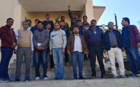 सहायक अभियंता कार्यालय पर संयुक्त संघर्ष समिति के आह्वान पर निजीकरण के विरोध में काली पट्टी बांधकर जताया विरोध