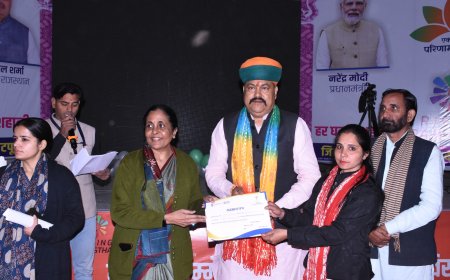 जिला स्तरीय महिला सम्मेलन में विभिन्न योजनाओं के तहत महिला लाभार्थियों का किया सम्मान