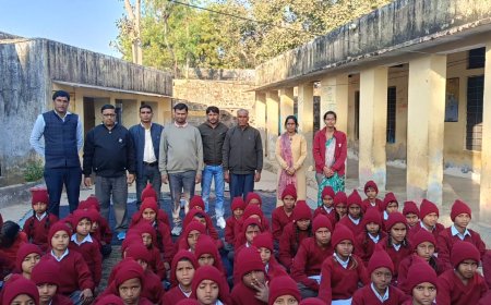 भामाशाह नवीन जैन द्वारा विद्यालय में किया गर्म वस्त्रो का वितरण
