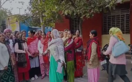 आंगनबाड़ी कार्यकर्ताओं ने मुख्यमंत्री के नाम जिला कलेक्टर को सौपा ज्ञापन