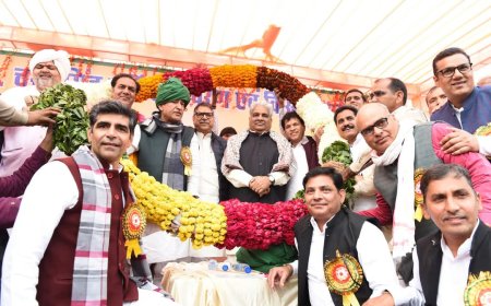 केंद्रीय पर्यावरण, वन एवं जलवायु परिवर्तन मंत्री भूपेंद्र यादव ने अलवर में भारत रत्न चौधरी चरण सिंह की मूर्ति का अनावरण किया