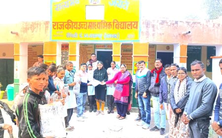 भामाशाह द्वारा विद्यालय में बच्चों को गर्म वस्त्रों का किया वितरण