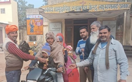 फल बांटकर अटल जी के कार्यों को किया याद