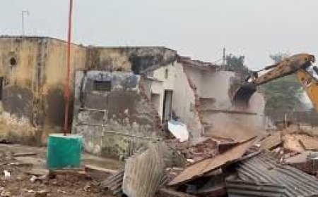 प्रशासन ने अवैध मकानो पर चलाया बुलडोजर ,प्रशासन ने कार्रवाई से पहले दिया था नोटिस