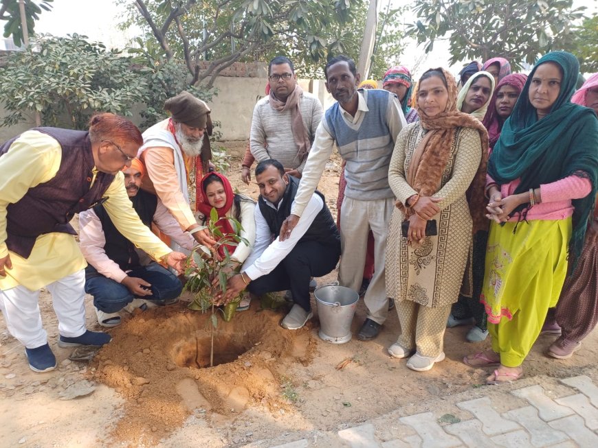 नवजात बच्चों को गर्म वस्त्र, प्रसुताओं को फल वितरित कर किया पौधारोपण