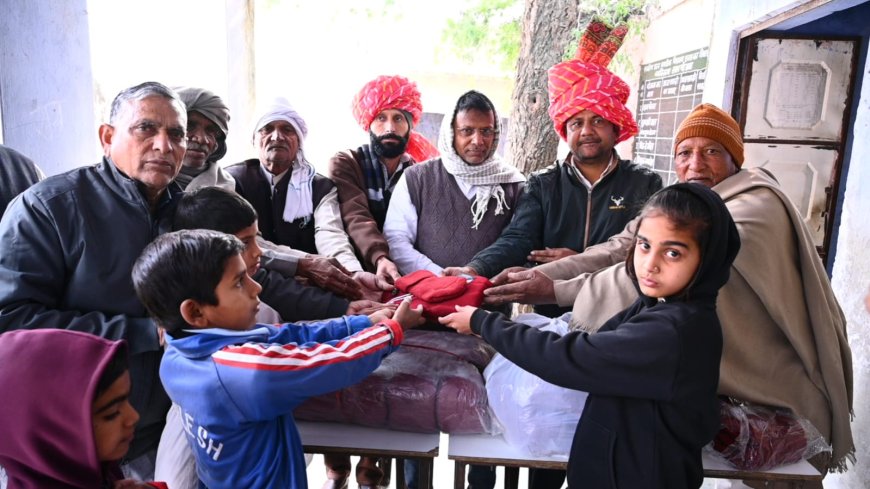 राजकीय उच्च प्राथमिक विद्यालय रावत का तिबारा में सोमवार को भामाशाह  द्वारा  विद्यार्थियों को जर्सी एवं टोपा  किए गए वितरित