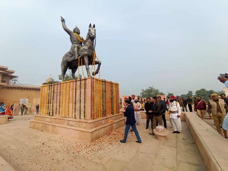 महाराजा सूरजमल स्मृति दिवस की शौर्य यात्रा में जीवंत हुआ अजेय योद्धा का वैभव व लोकसंस्कृति ,जनप्रतिनिधियों व अधिकारियों ने पुष्पाजंलि अर्पित कर अजेय योद्धा को किया नमन