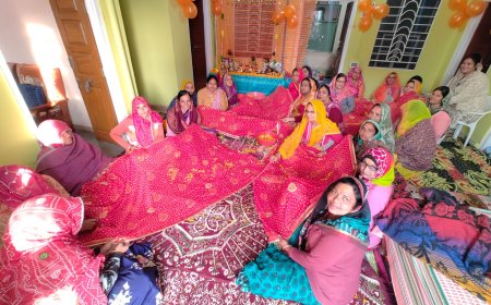 महिलाएं भजन कीर्तनों के साथ लगा रही है मैया की चुनडी के बूटियां