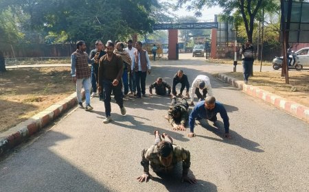 सरकारी भूमि से अतिक्रमण हटाने की मांग को लेकर लोगों ने कलेक्ट्रेट में लगाई कनक दंडवत