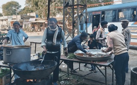 सीकर रोड पर हुआ पौषबडा प्रसादी का आयोजन,  भगवान के भोग लगाकर राहिगरो को की प्रसादी वितरित
