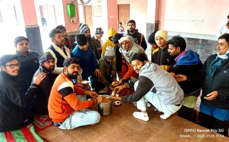 नौगावा श्री बाल हनुमान सेवा समिति व नौगांव सनातन धर्म सभा ने पौषबड़े का प्रसाद किया वितरित