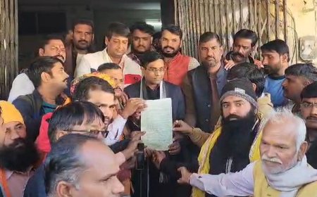 हिंदू संगठनों ने गोकशी मामले में किया धरना प्रदर्शन, बोले- गोरक्षक को  हैड कांस्टेबल ने मारा थप्पड़