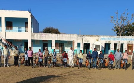नि: शुल्क साईकिल वितरण योजना के तहत् राजकीय उच्च माध्यमिक विद्यालय,गढ़ी में छात्राओं को  करी गई साईकिल वितरित