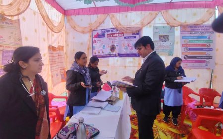 सीएमएचओ डॉ गुर्जर ने पदमपुरा और इंडाली में आयोजित आयुष्मान आरोग्य शिविरों किया निरीक्षण