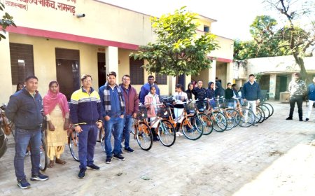 स्कूल जाने की राह हुई आसान,साईकिल पाकर मुस्कुराई छात्राएं