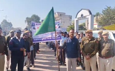 महुवा पुलिस ने चलाया वाहन जागरूकता अभियान: स्कूली छात्रों ने शहर में निकाली यातायात जागरूकता रैली , डीएसपी रमेश तिवारी ने दिखाई रैली को हरी झंडी